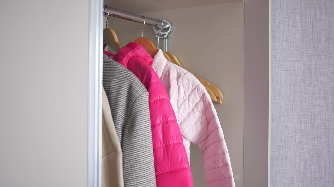 ropa colgada en un armario