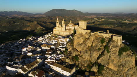 pueblo de montaña de olvera en la provincia de cádiz, andalucía, españa durante el amanecer.