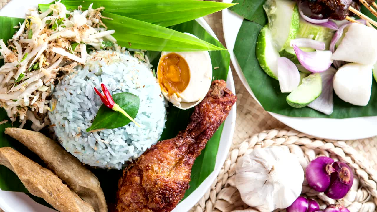 나시 케라부 (nasi kerabu) 또는 나시 울람 (nasi ulam)