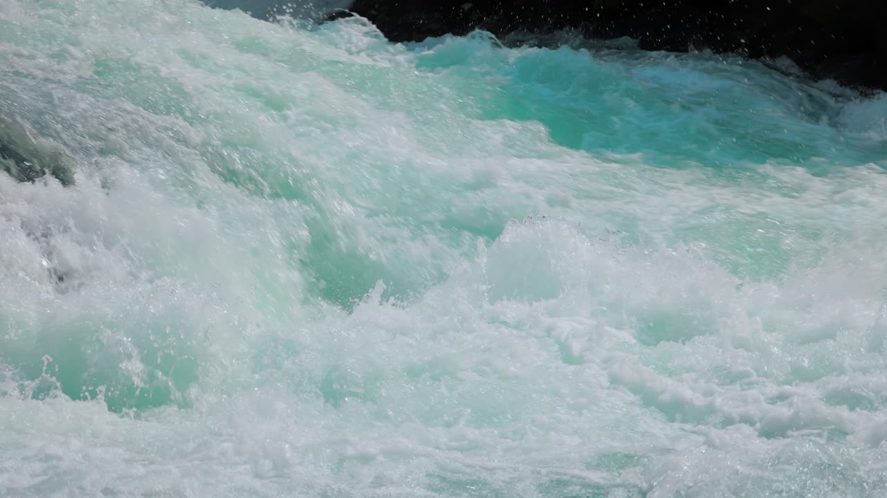 로바트네트 호수 (영어: lovatnet lake) 는 노르웨이 베스트랜드 카운티의 스트린 시에 있는 호수이다.