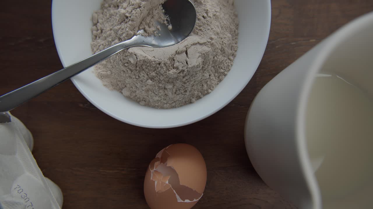 Ingrediënten en benodigdheden voor het bakken van mokcake