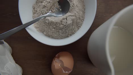 用於烤杯蛋糕的食材和器具