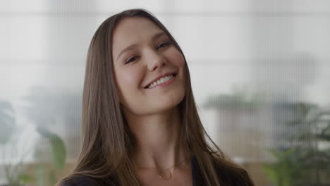 retrato joven mujer de negocios amigable ejecutiva riendo disfrutando de una carrera exitosa satisfacción profesional mujer empresaria buscando alegre en el interior de la oficina