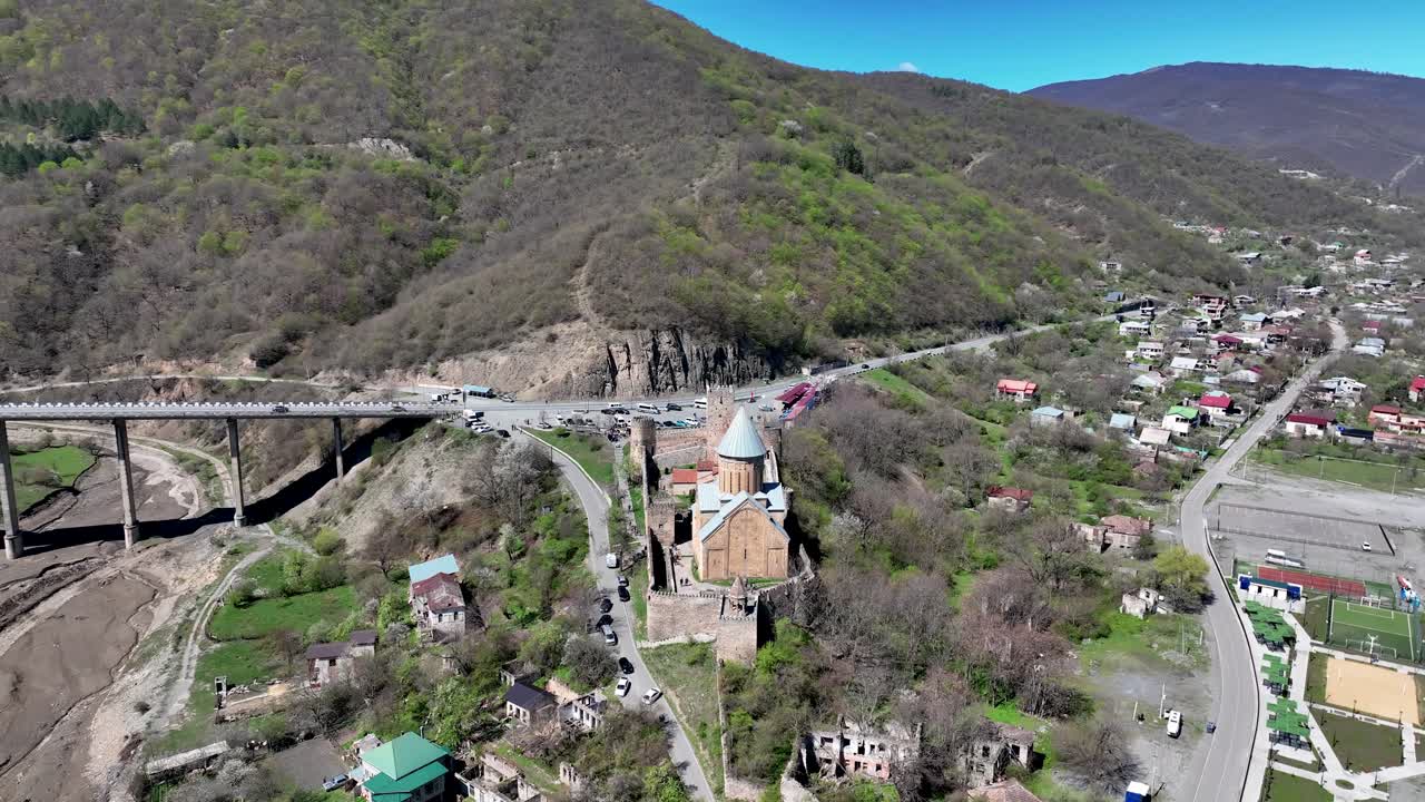 vista aérea del complejo de la iglesia y el castillo de ananuri en el río aragvi en georgia - toma de avión no tripulado