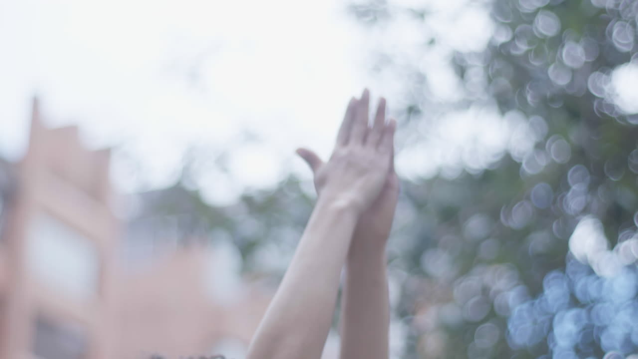 곱슬머리 소녀 는 아침 에 태양 이 밝게 빛나는 정원 가장자리 에서 요가 를 하고 있다