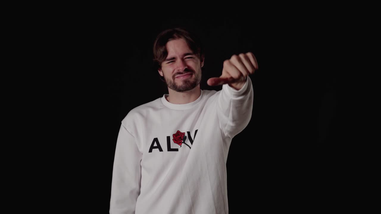 joven de moda inseguro pulgar arriba y abajo gesto, ancho, fondo negro