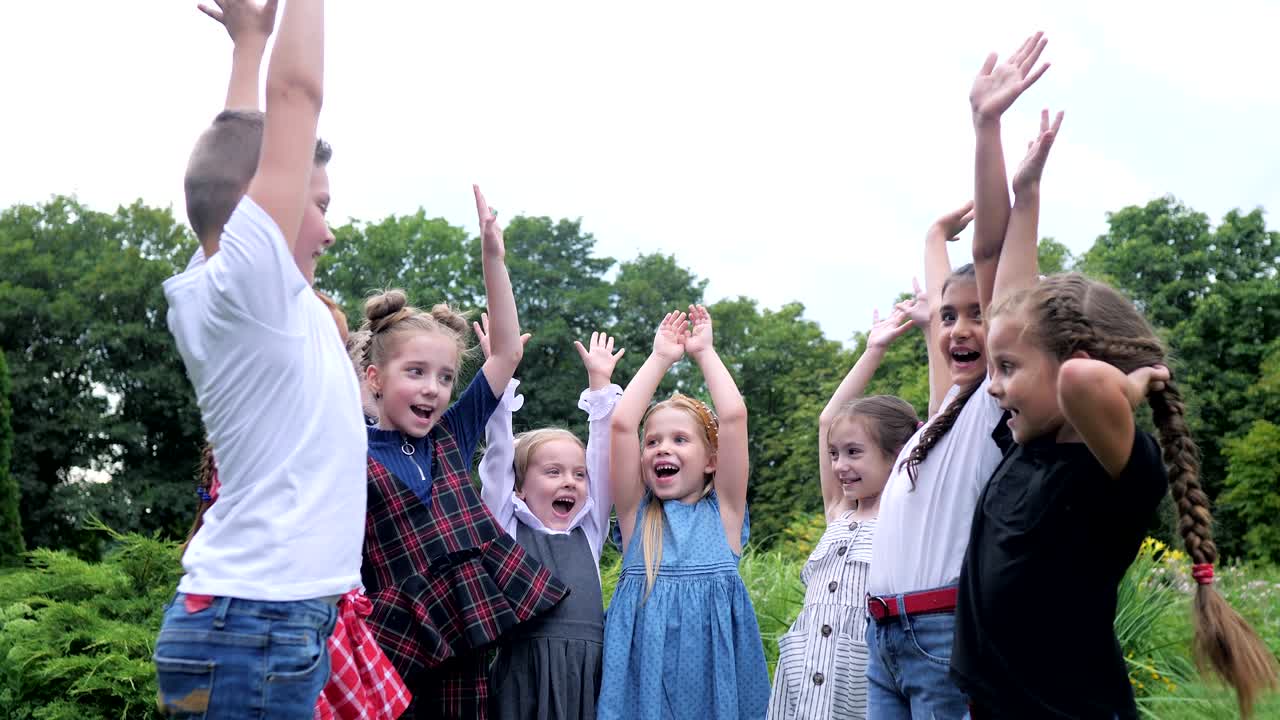 어린이 팀 빌딩: 함께 손을 잡고 있는 행복한 아이들의 그룹, 공원에서 야외 팀