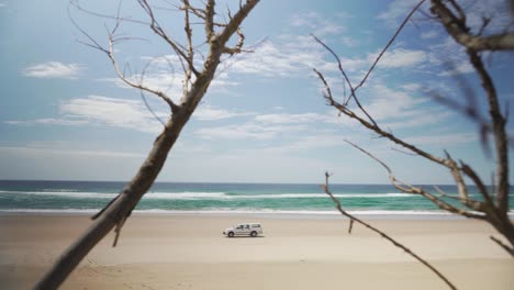 Coche-Solitario-Que-Viaja-En-La-Playa-Nacional-Salvaje-Bahía-De-Sodwana-Sudáfrica