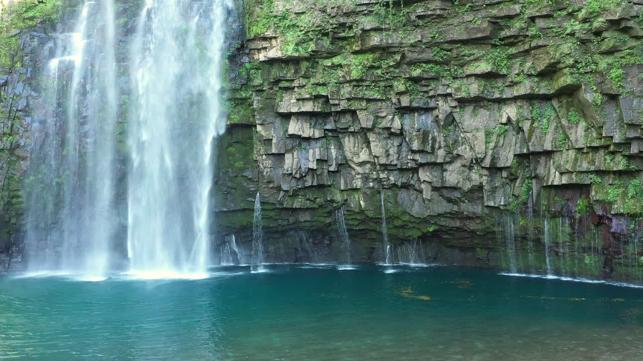 일본 가고시마 의 수영장 으로 빠져드는 순수 한 오가와 폭포 의 모스 로 된 벽