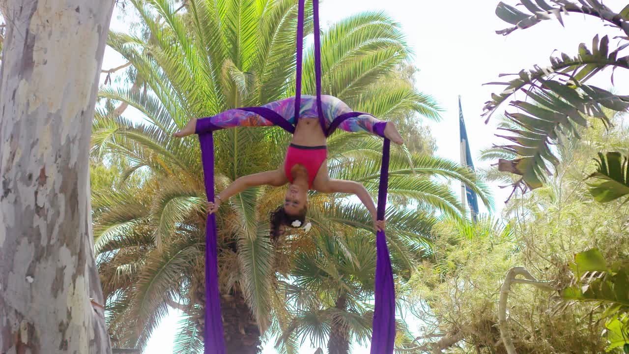 gimnasta flexible haciendo una rutina de baile acrobático