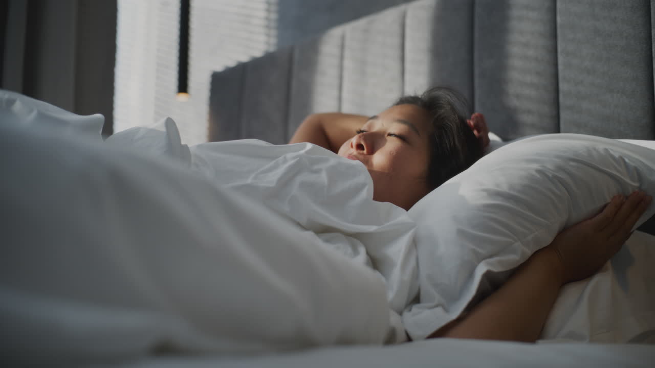 침대에서 자고 있는 여자