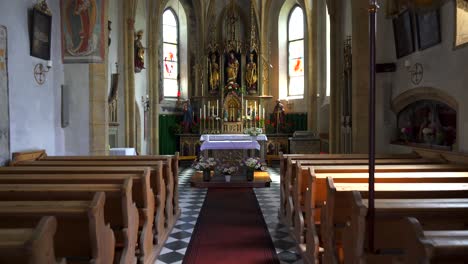 Dolly-En-Movimiento-Toma-Del-Interior-De-Una-Pequeña-Iglesia-Gótica-Católica-Romana,-La-Chiesa-Di-Santa-Maddalena-En-Vierschach,-Italia