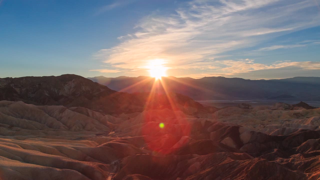 increíble desierto golden sunset time lapse con lente flare y paisaje geológico único de zabriskie point, parque nacional del valle de la muerte, california, estados unidos
