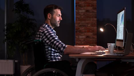 hombre de negocios maduro usando la computadora por la noche
