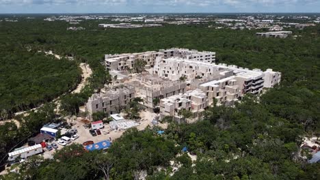 Antenne-Einer-Baustelle-In-Tulum,-Mexiko,-Umgeben-Von-Dschungel