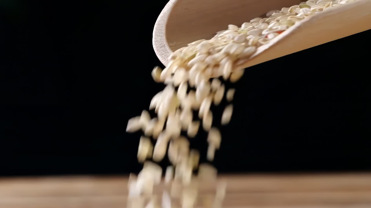 다양한 색의 다양한 원시 건강한 곡물 음식, 다양한 곡물, 곡물, 콩, 콩류는 광고 개념을 위해 목조 장식으로 회전됩니다.