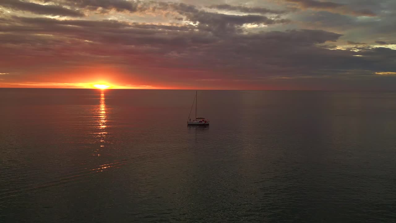solitario abandonado perdido desaparecido velero en el mar