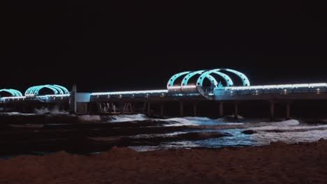 Puente-Iluminado-Por-La-Noche-En-La-Playa-En-Alemania