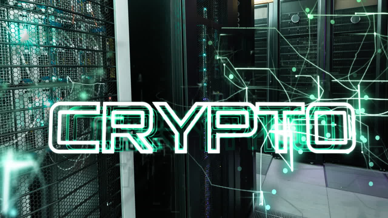 animación de texto criptográfico sobre un patrón abstracto iluminado contra los racks de servidores en la sala de servidores.