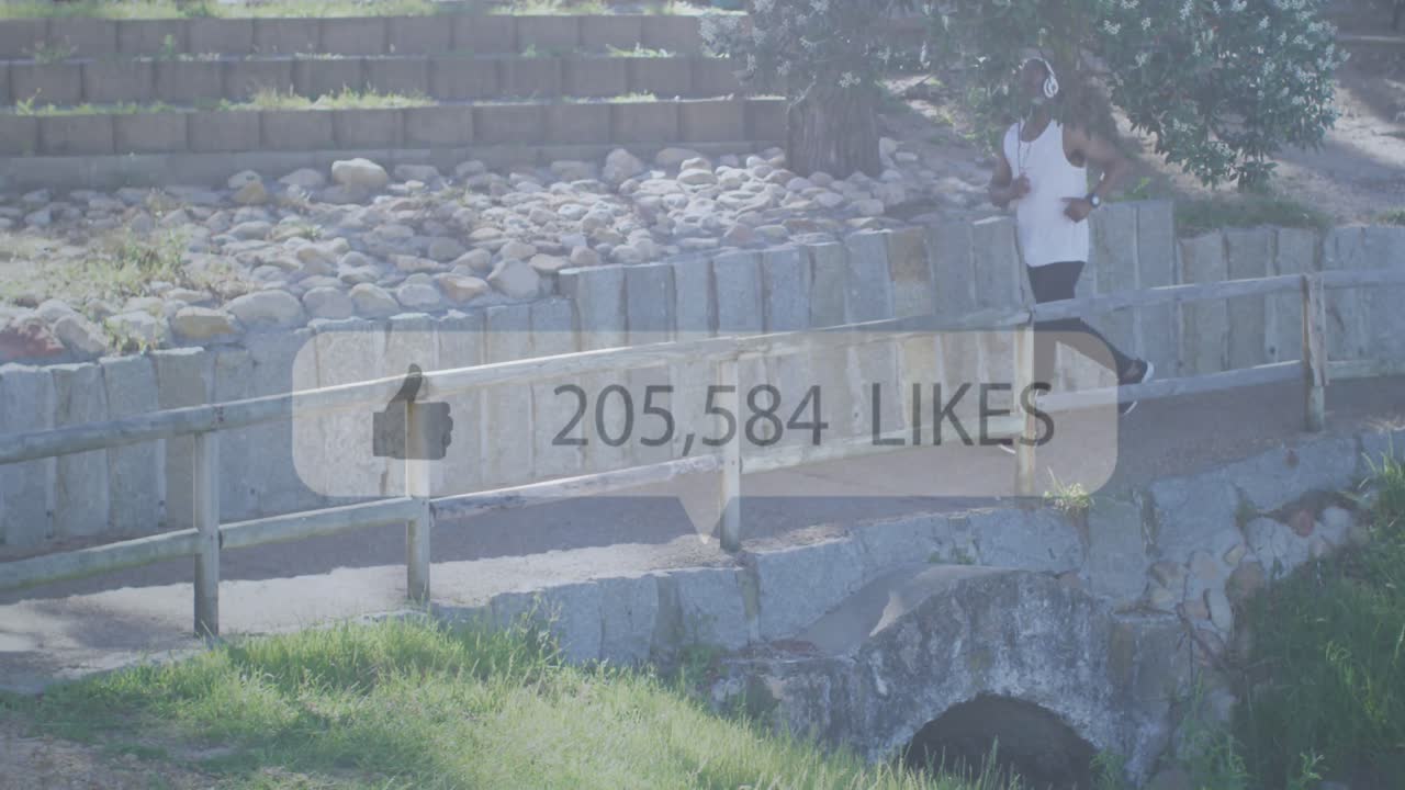 해변에서 달리는 노인 아프리카계 미국인 남자 위의 미디어 아이콘의 애니메이션