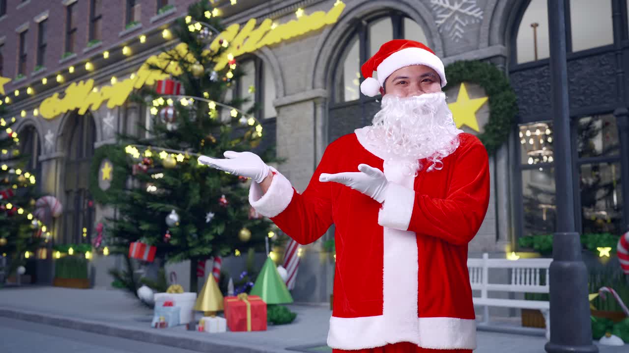 크리스마스 밤 에 서 있는 아시아 산타클로스 가  을 가리키고 있다