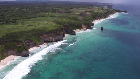 Luftaufnahme-Des-Mbabana-Strandes-Mit-Klarem,-Blauem-Wasser-Tagsüber,-Weitwinkelaufnahme