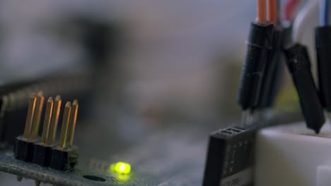 Makroaufnahme-Von-Transistoren,-Kabel-Und-Einer-LED-Leuchte-Auf-Einer-Leiterplatte