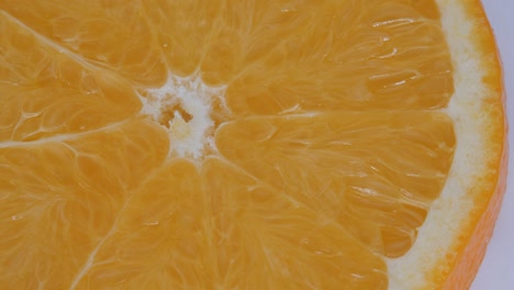 naranja sobre un fondo blanco.