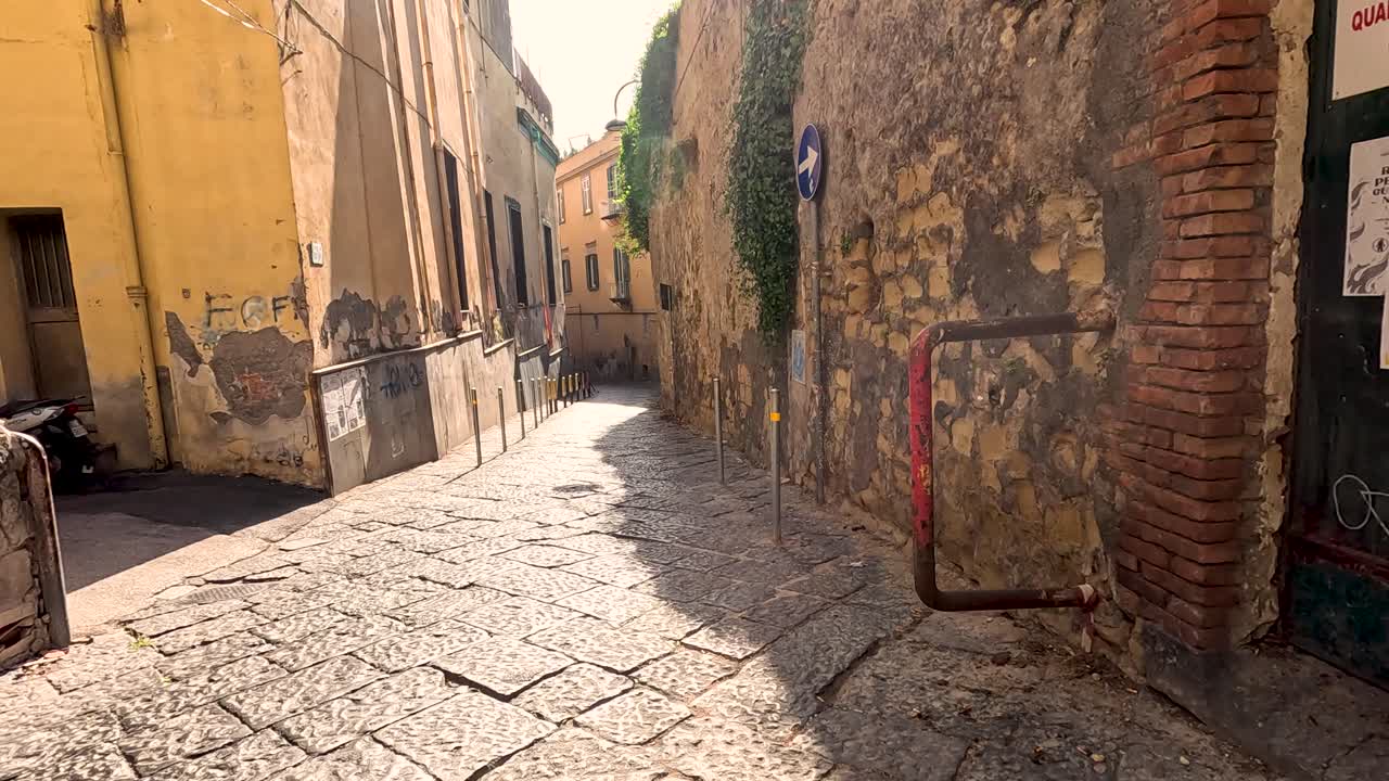 un callejón sereno en nápoles, italia