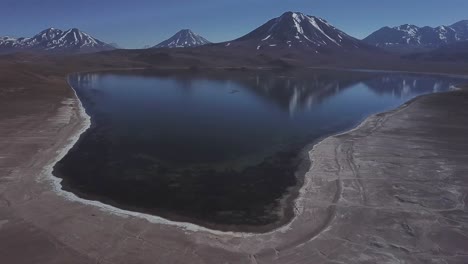 lago miscanti lago volcánico en la reserva nacional, región de antofagasta, bolivia