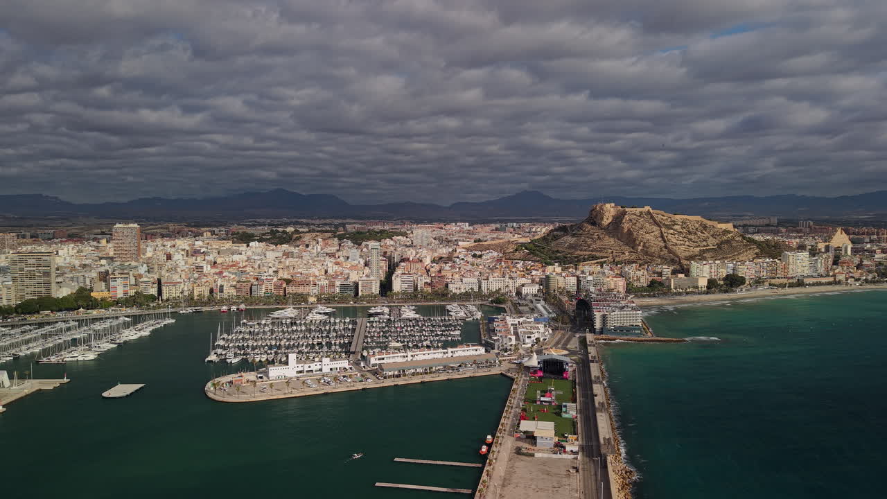 Vista aerea della costa del porto turistico di Alicante e del Castello di Santa Barbara.