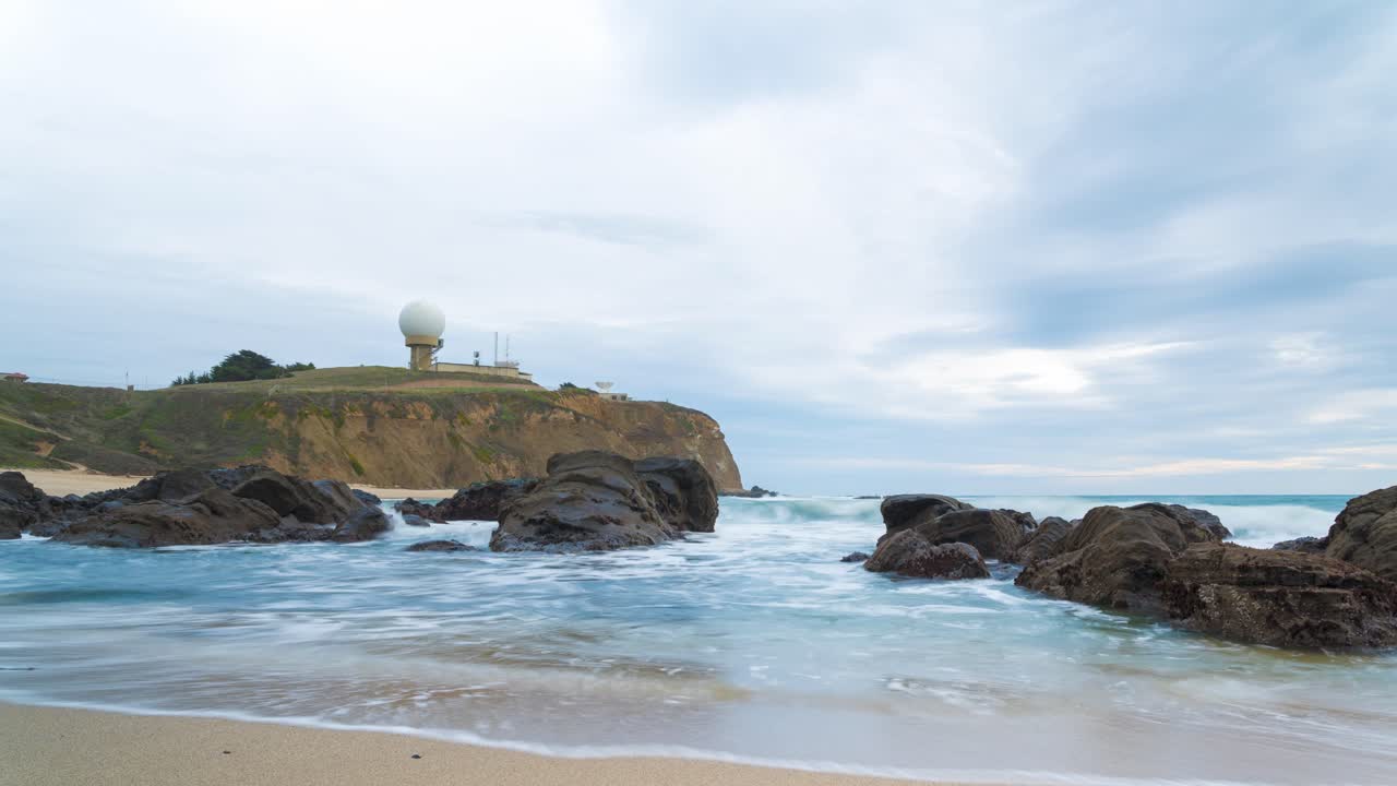 живописный таймлапс столбовой точки на пляже в калифорнии