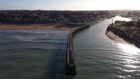toma aérea de un muelle en courseulles-sur-mer con vistas a la ciudad