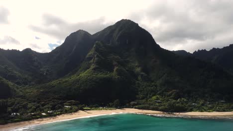 vista aérea cinematográfica de la costa de la isla de hawaii