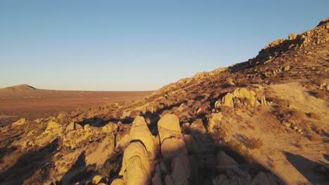 Imágenes-Aéreas-Que-Exponen-El-Paisaje-Desértico-Y-La-Ladera-Rocosa.