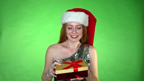 linda chica santa con un regalo presente sobre clave de croma