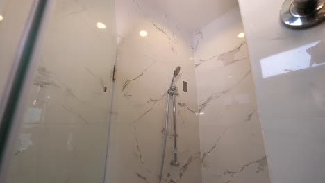 hermosa idea de decoración de baño con cabina de ducha