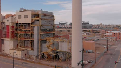 Vistas-Aéreas-De-Una-Fábrica-De-Energía-De-Aspecto-Muy-Antiguo-En-Denver-Colorado