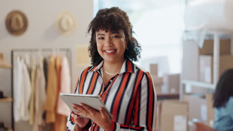 mujer feliz, cara o tableta para el comercio electrónico