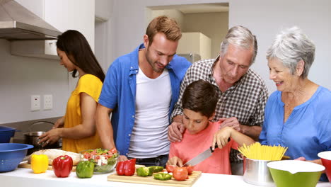 Glückliche-Familie-Die-Essen-Zubereitet