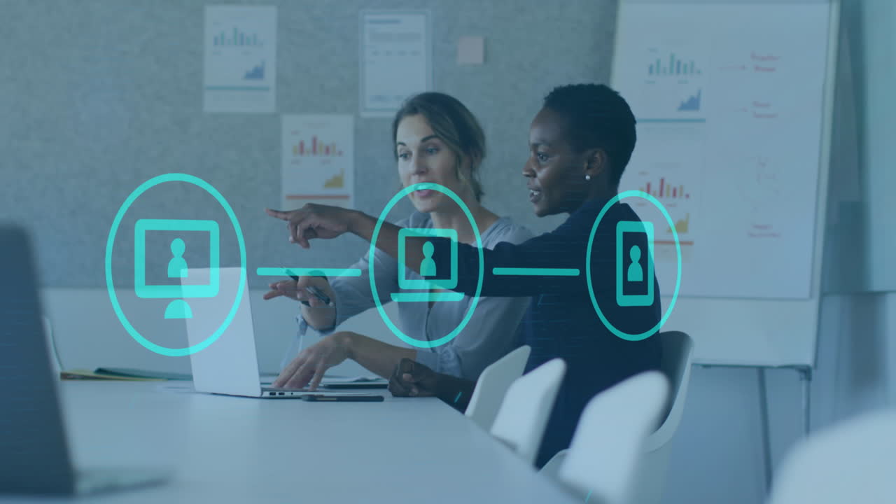 animación de una red de iconos digitales contra dos mujeres diversas discutiendo en una computadora portátil en la oficina