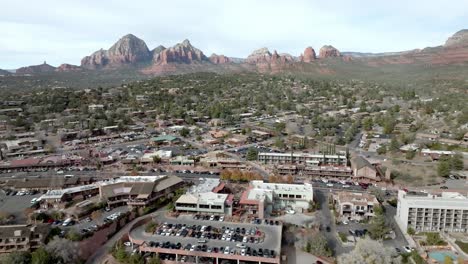 Centro-De-Sedona,-Arizona,-Con-Video-De-Drones-Moviéndose-Hacia-Los-Lados