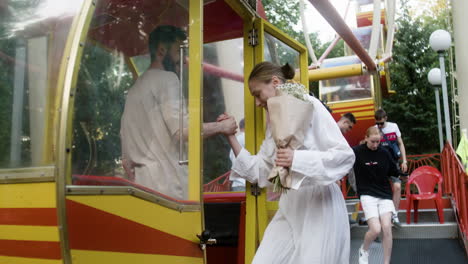 um jovem casal a andar numa roda gigante.