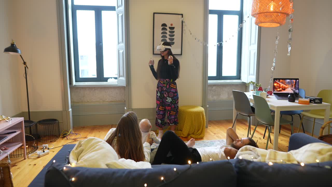 amigos disfrutando de entretenimiento en casa