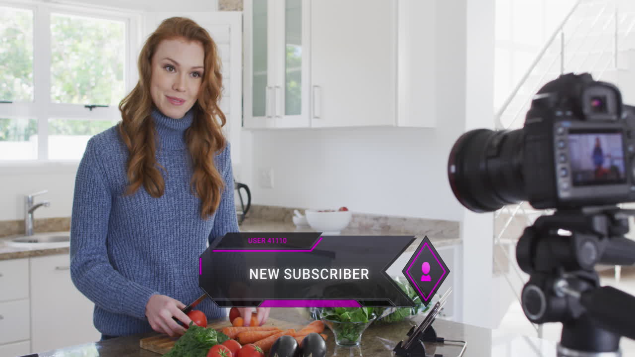 animación de interfaz digital y procesamiento de datos sobre mujer caucásica grabando vlog de comida