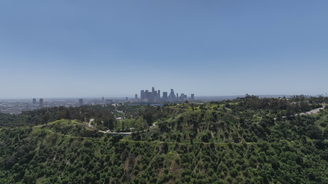 로스앤젤레스의 엘리시안 파크 (elysian park) 에서 로스앤젤레스 시내의 스카이라인을 볼 수 있다.