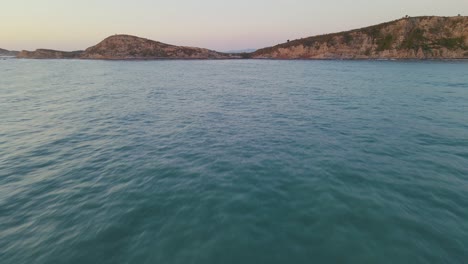 Mar-Profundo-Con-Un-Flujo-Tranquilo-Bajo-El-Cielo-Que-Ofrece-Vibraciones-Agradables-En-Albania-1