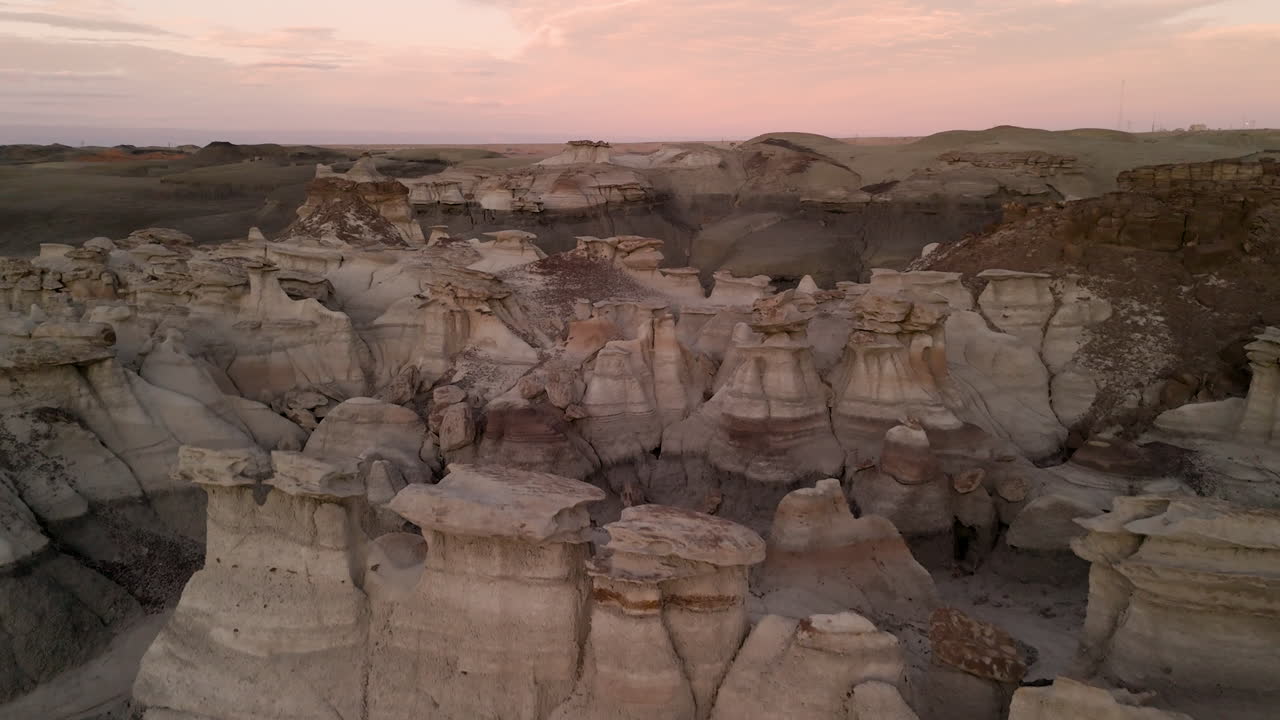 bisti de-na-zin 야생 - hoodoos 위에 상승 도리  ⁇