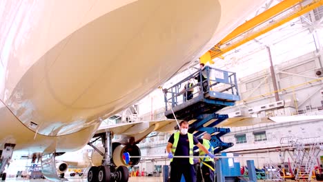 Trabajadores-Limpiando-Fuera-Del-Avión,-Avión,-Aeropuerto,-Hangar