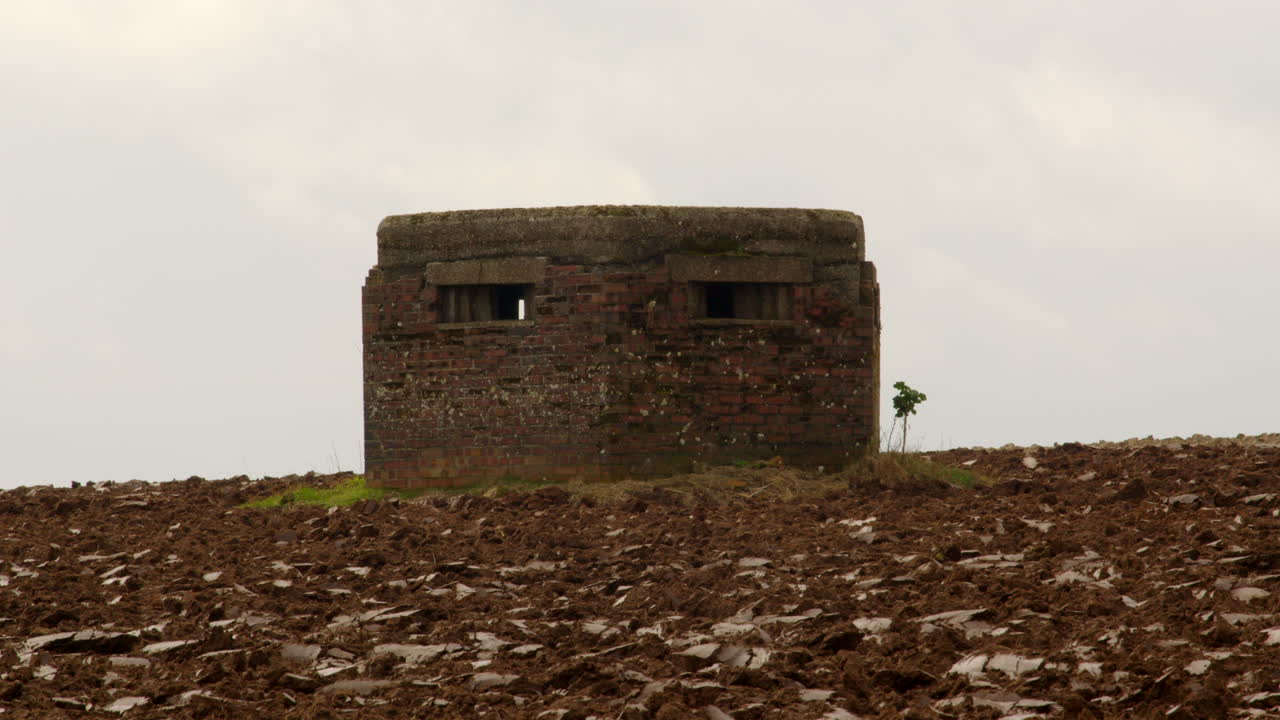 fotografía amplia de la caja de la segunda guerra mundial junto al faro de happisburgh en happisburgh, en marzo de 2024
